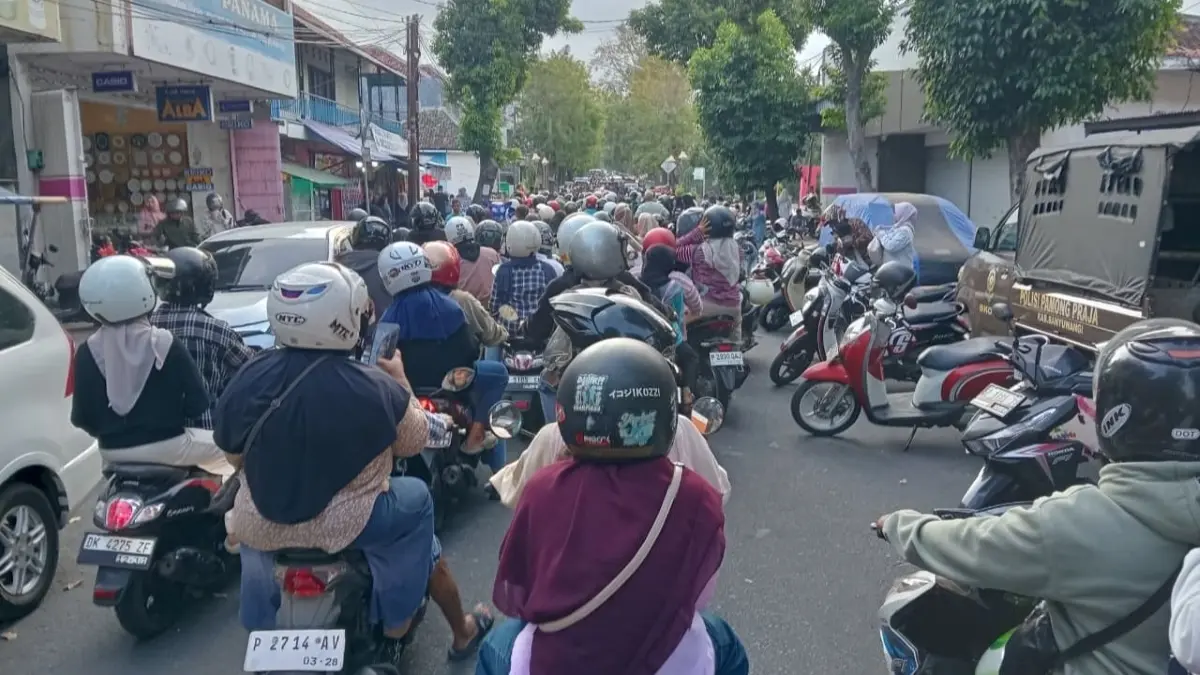 Arus lalu lintas di pusat Kota Banyuwangi sempat macet usai Banyuwangi Ethno Carnival (BEC). (Balquisse untuk Radar Banyuwangi)