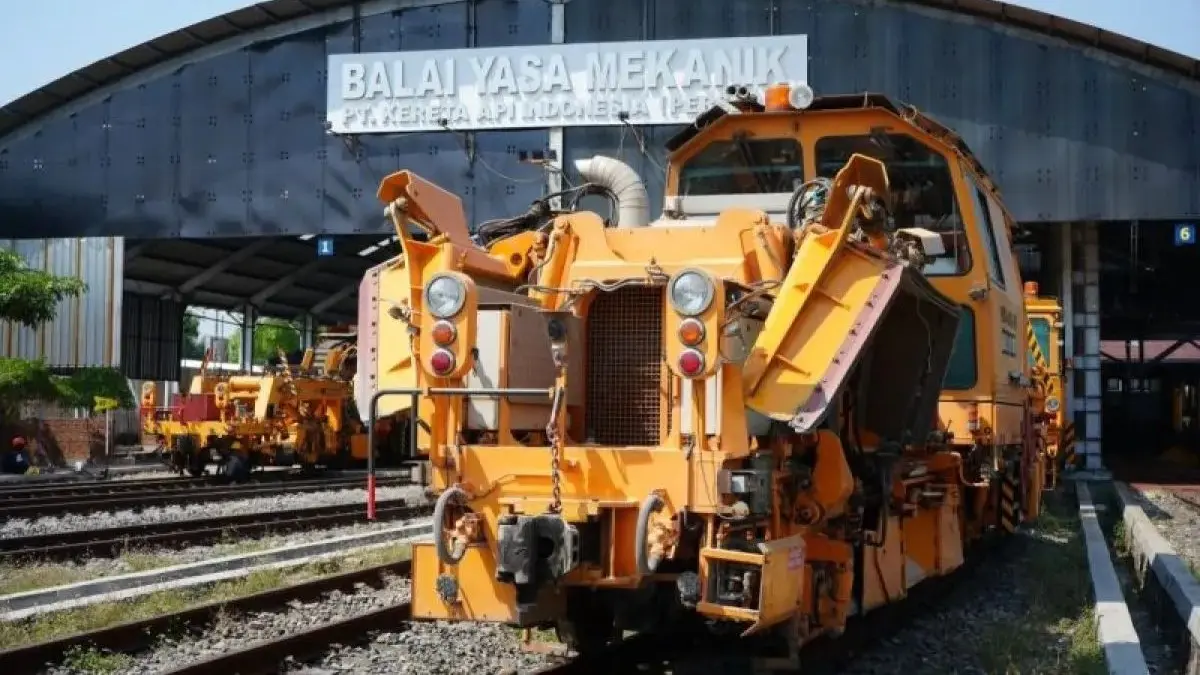 Balai Yasa Mekanik Cirebon Prujakan merawat 51 mesin perawatan jalan rel milik KAI sepanjang 2026. (Antara)