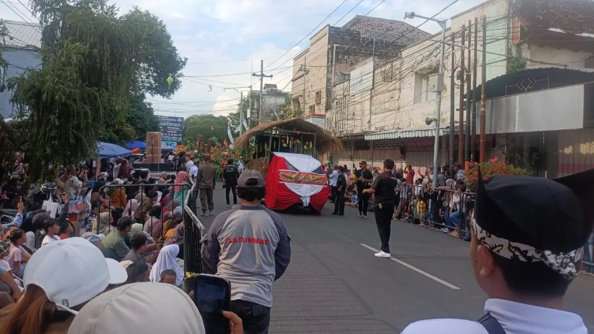 Banyuwangi Ethno Carnival 2026 berlangsung meriah dengan ribuan penonton memadati rute karnaval. (Khanza untuk Radar Banyuwangi)