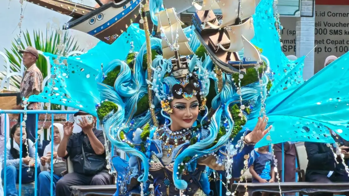 Banyuwangi Ethno Carnival 2026 mengangkat tema Perang Bayu dengan lima fragmen sejarah dalam parade kostum spektakuler. (Lugas Rumpakaadi/Radar Banyuwangi)