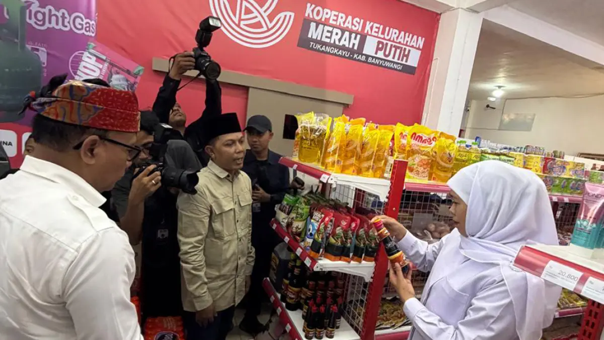 Gubernur Jatim Khofifah Indar Parawansa didampingi Imam Maskun dan Wakil Bupati Mujiono mengecek harga minyak goreng di gerai KDMP Tukangkayu, Sabtu (18/7). (Fredy/Radar Banyuwangi)