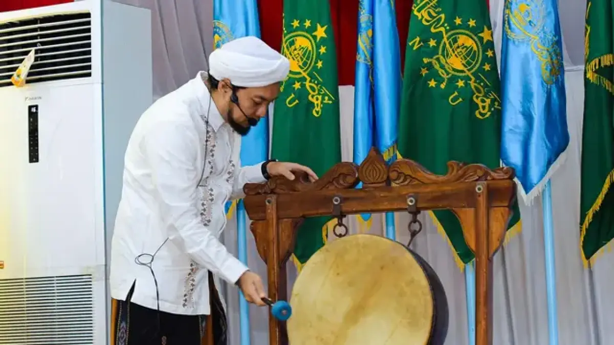 KHR. Ahmad Azaim Ibrahimy, Ph.D. Pengasuh Pondok Pesantren Salafiyah Syafi