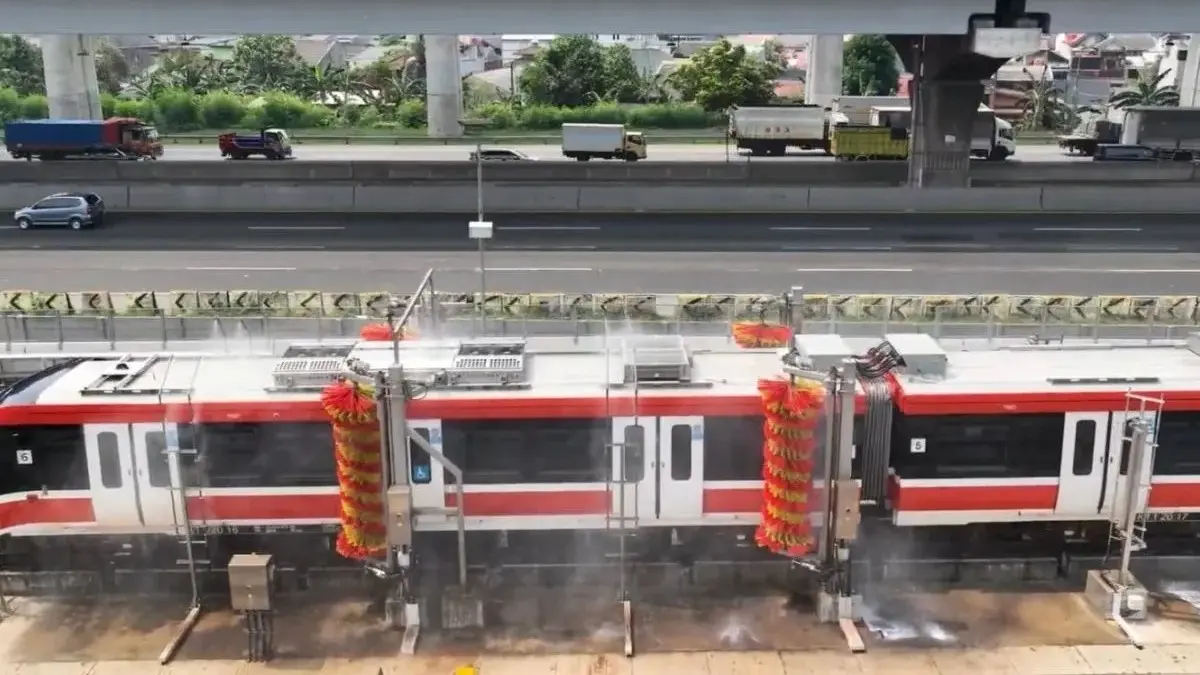 LRT Jabodebek memanfaatkan air daur ulang untuk hampir sepertiga kebutuhan pencucian kereta. (Antara)