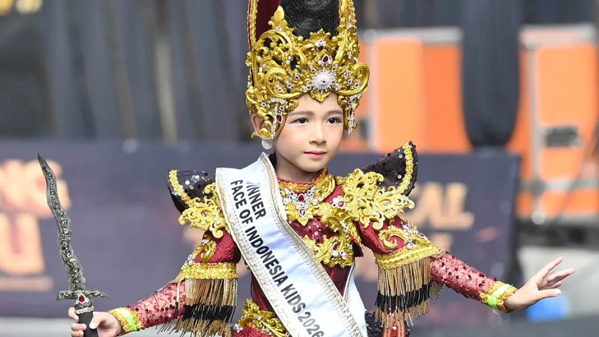 MENGHUNUS KERIS: Model cilik Jesslyn Kiandra Sunjaya tampil memukau di hadapan penonton BEC 2026. (Ramada Kusuma/Radar Banyuwangi)