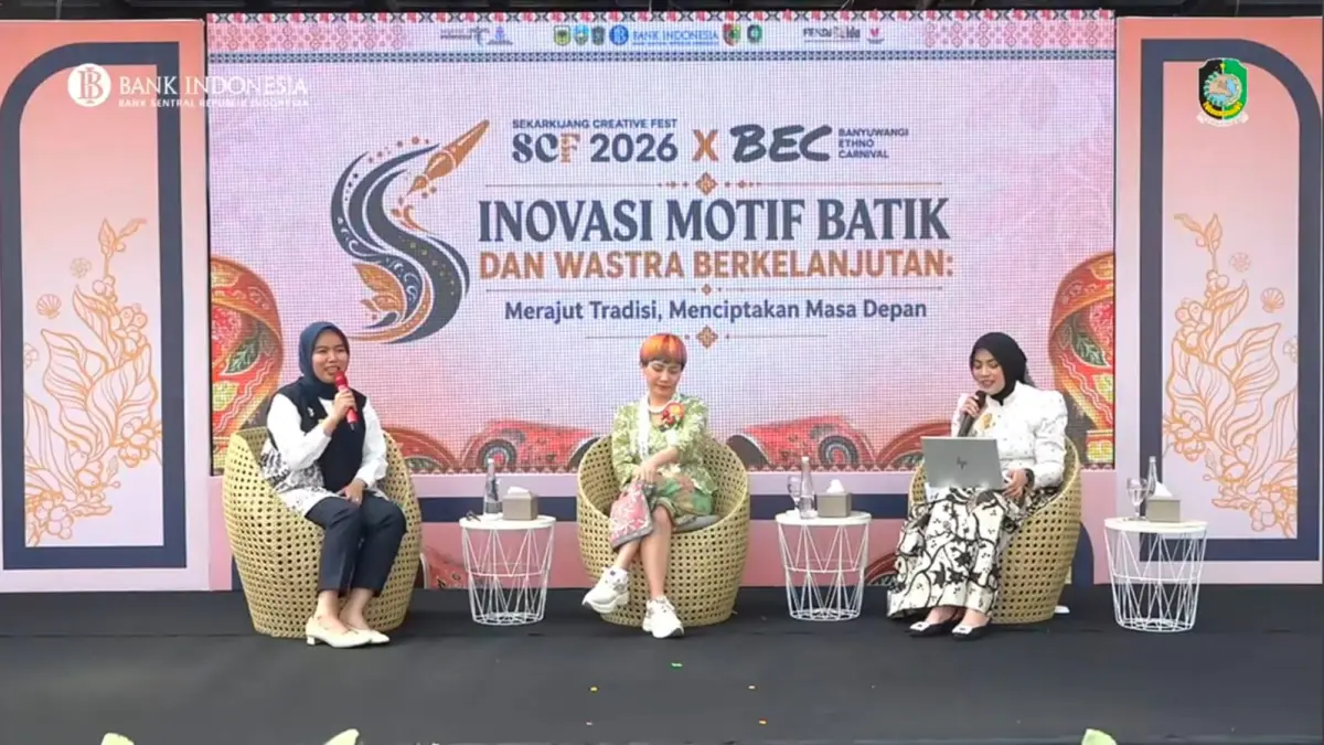 Narasumber menyampaikan materi dalam talk show Inovasi Motif Batik dan Wastra Berkelanjutan: Merajut Tradisi Menciptakan Masa Depan di Taman Blambangan, Banyuwangi, Kamis (16/7/2026).