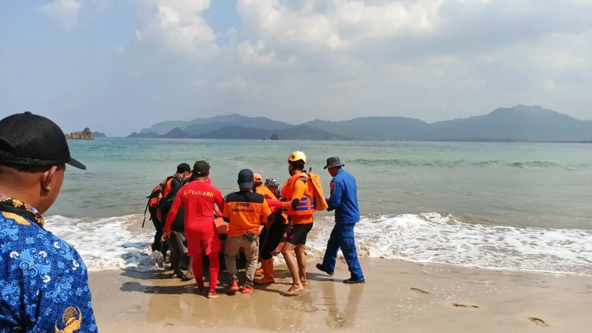 Nelayan yang hilang terseret ombak di Pantai Parang Jahe, Banyuwangi, ditemukan meninggal dunia setelah tiga hari pencarian, mengapung 1 km dari lokasi awal. (Humas Polresta Banyuwangi)