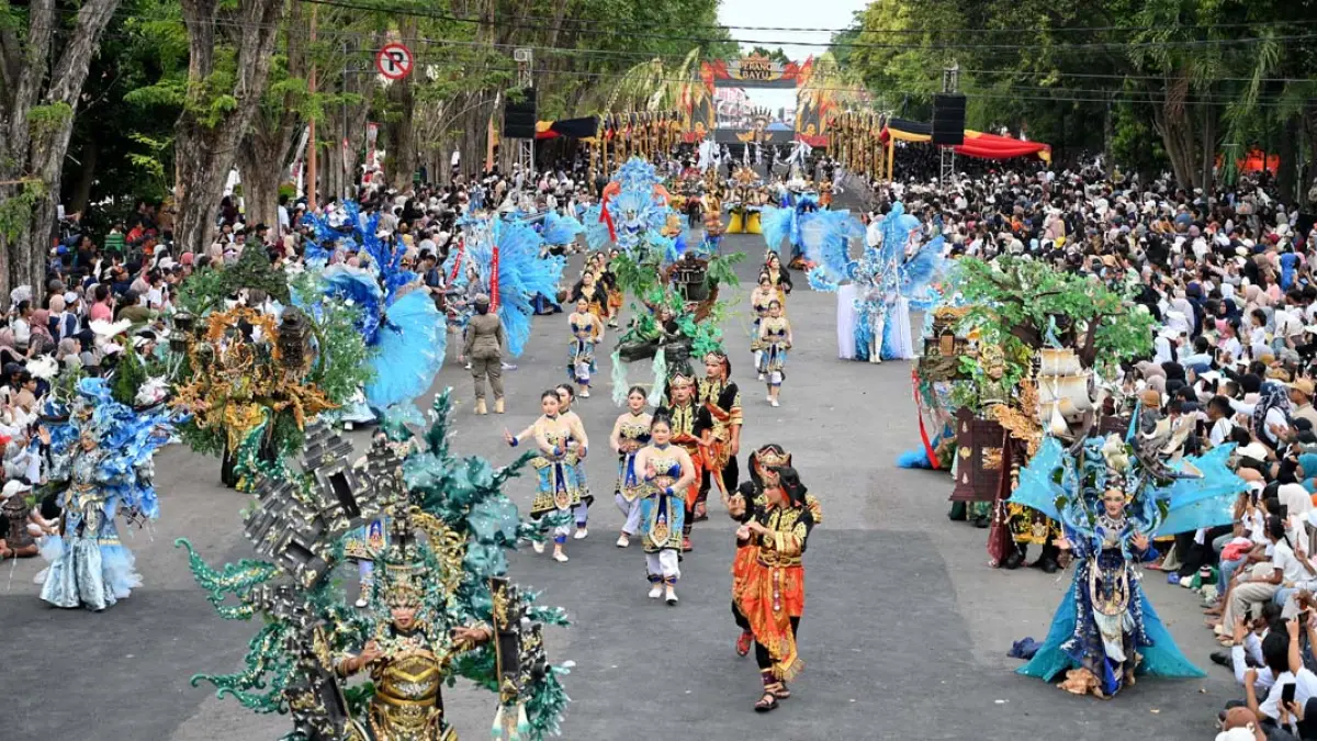 Parade BEC yang mengusung subtema Hasil Bumi yang melintas di depan Gedung Juang 1945 mendapat sambutan hangat penonton. (Ramada Kusuma/Radar Banyuwangi)