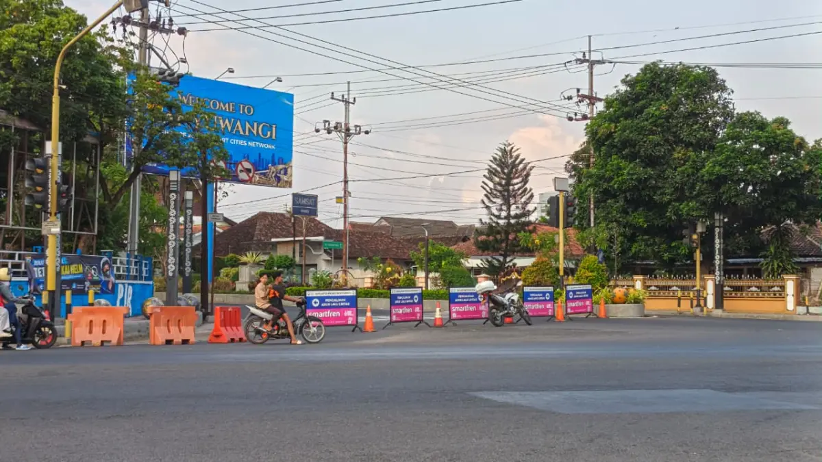 Penutupan sejumlah jalan protokol di pusat Kota Banyuwangi diberlakukan saat Banyuwangi Ethno Carnival 2026 berlangsung. (Naufal untuk Radar Banyuwangi)