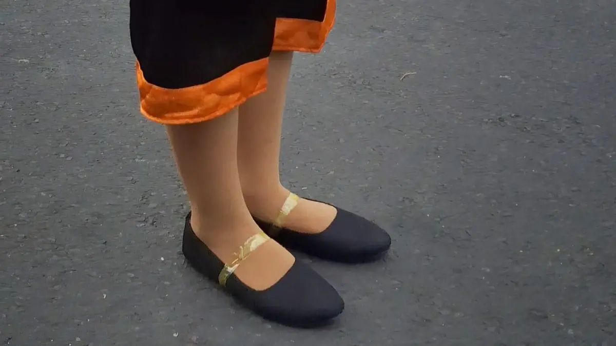Puluhan penari pengiring Banyuwangi Ethno Carnival (BEC) 2026 menarik perhatian karena flat shoes mereka dililit isolasi bening. (Rizkia untuk Radar Banyuwangi)