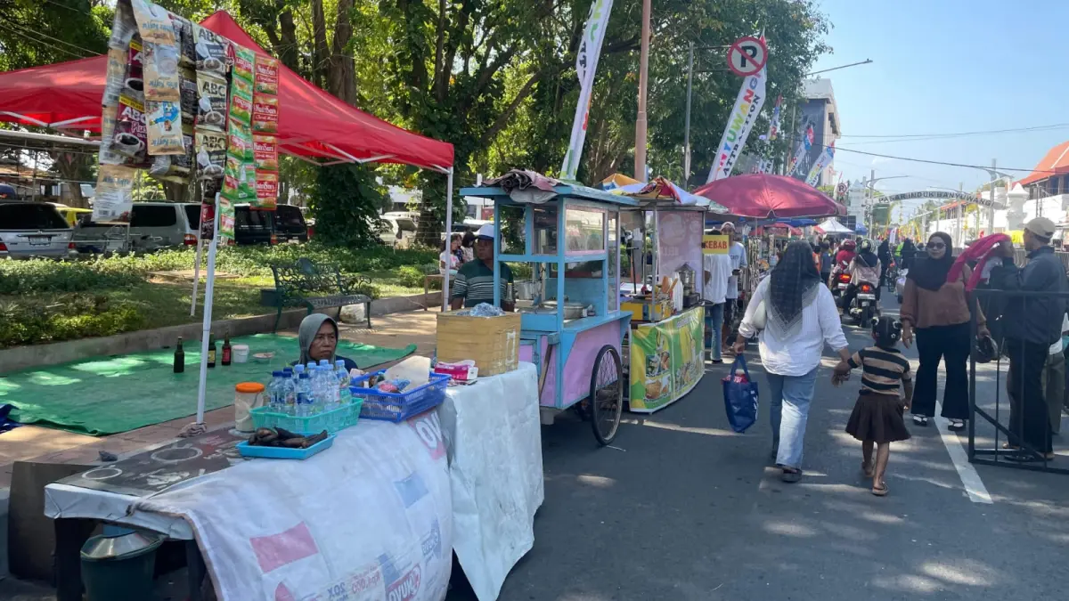 Ramainya pengunjung membawa berkah bagi pedagang kaki lima yang menikmati peningkatan penjualan. (Desi untuk Radar Banyuwangi)