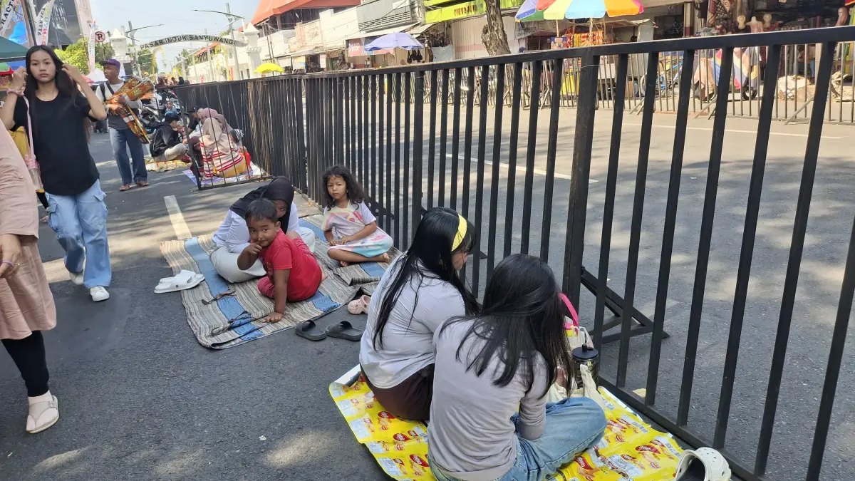 Ribuan warga memadati rute Banyuwangi Ethno Carnival 2026 sejak Sabtu pagi (18/7/2026). (Rizkia untuk Radar Banyuwangi)