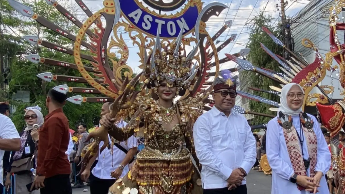 Talent Aston Banyuwangi Hotel & Conference Center berfoto bersama Bupati Ipuk Fiestiandani dan Wakil Bupati Mujiono dalam pagelaran Banyuwangi Ethno Carnival (BEC) 2026, Sabtu (18/7/2026). (Istimewa)