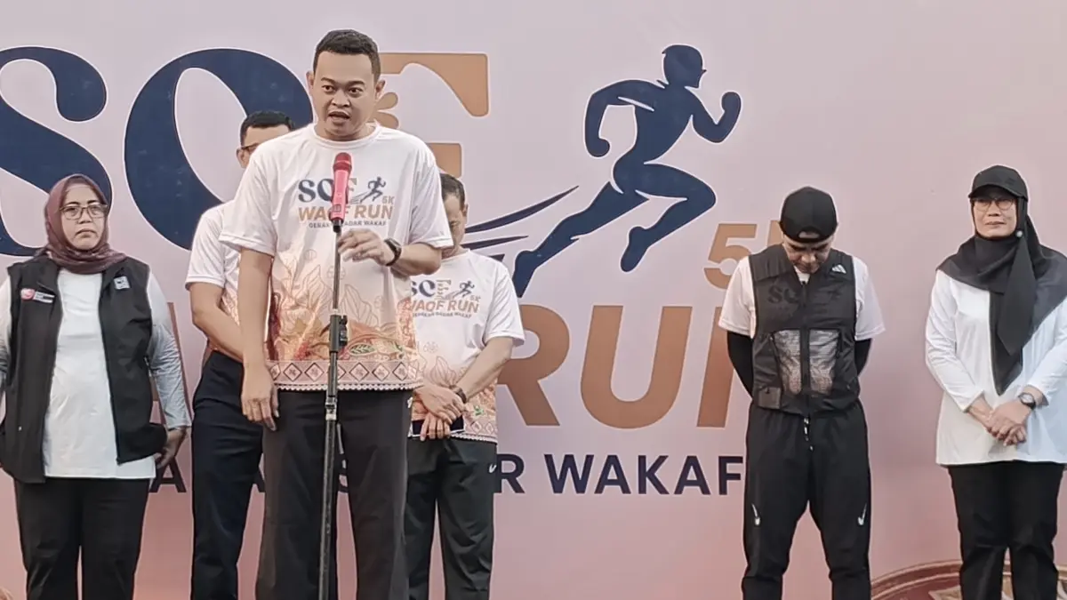 Kepala KPwBI Jember Iqbal Reza Nugraha didampingi Deputi Kepala Perwakilan BI Jember Ahmad, Kepala Dinas Pemuda dan olahraga Banyuwangi Dwi Handayani dan perwakilan Polresta Banyuwangi saat melepas Waqf Run 5K, Minggu (19/7/2026) di Taman Blambangan. (Istimewa)