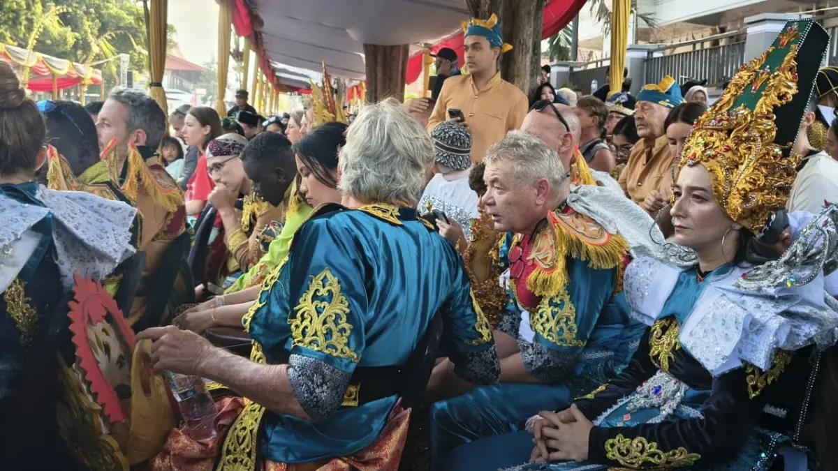 Banyuwangi Ethno Carnival (BEC) 2026 bertema Perang Bayu memikat ribuan penonton, termasuk wisatawan mancanegara yang tampil totalitas mengenakan busana etnik. (Shinta untuk Radar Banyuwangi)