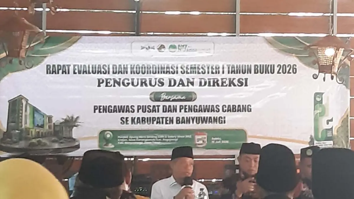BMT NU Jatim evaluasi Semester I 2026 di Banyuwangi. PCNU mendorong sinergi hingga ranting untuk memperkuat layanan dan target keuangan. (Syaifuddin Mahmud/Radar BAnyuwangi)