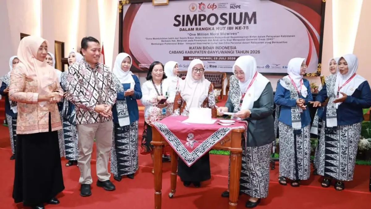 DIWARNAI SIMPOSIUM: Perayaan HUT ke-75 Ikatan Bidan Indonesia yang digelar oleh IBI Banyuwangi bekerja sama dengan Yayasan Project Harapan di Auditorium GBK Unidsoe, Minggu (19/7). (FOTO: IBI)