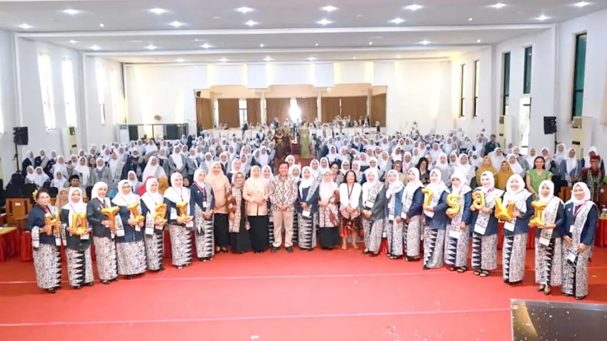 FOTO BERSAMA: Seluruh peserta dan tamu undangan Simposium dalam Rangka HUT ke-75 IBI yang diselenggarakan oleh IBI Cabang Banyuwangi. (FOTO: IBI)