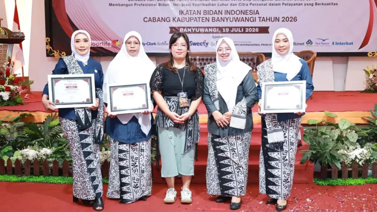 JUARA: Pemenang lomba peringatan HUT ke-75 IBI bersama Ketua IBI Cabang Banyuwangi dan Perwakilan dari Yayasan Project Hope. (FOTO: IBI)