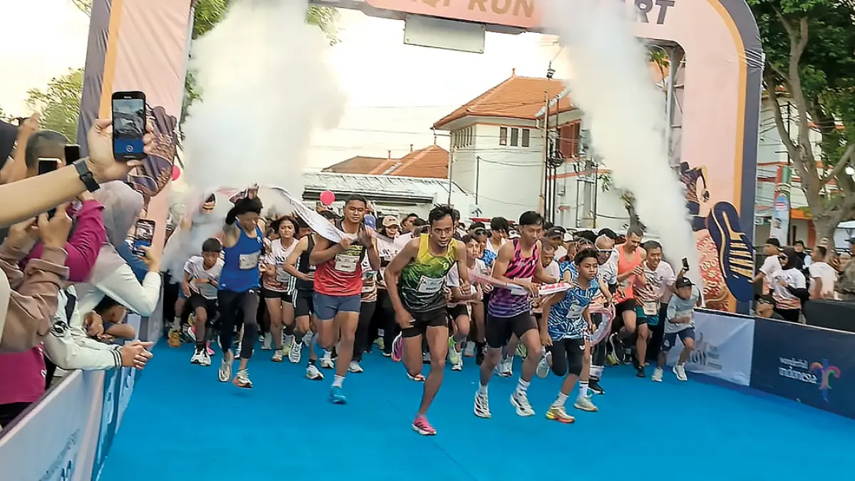 KAMPANYE WAKAF: Peserta SCF 2026 Waqf Run 5K usai dilepas oleh Kepala KPw Bank Indonesia Jember Iqbal Reza Nugraha di Taman Blambangan, Minggu (19/7). (Toha/Radar Banyuwangi)