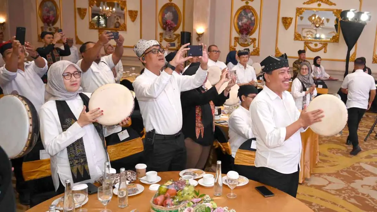 Kepala Dinas Kesehatan Banyuwangi Amir Hidayat (kanan) menabuh terbang tanda dimulainya inovasi digital OASIS Wangi. (Ramada Kusuma/Radar Banyuwangi)