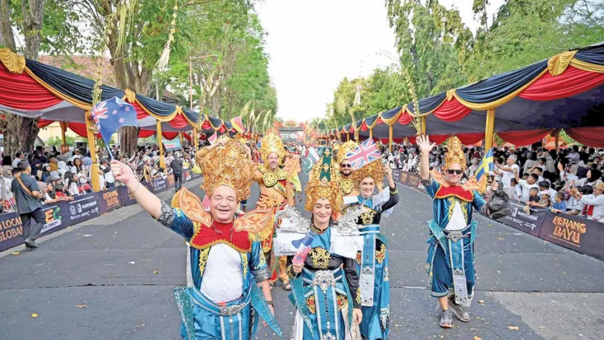 LINTAS BENUA: Wisman asal berbagai negara ikut parade menyusuri rute BEC 2026 Sabtu (18/7). (Ramada Kusuma/Radar Banyuwangi)