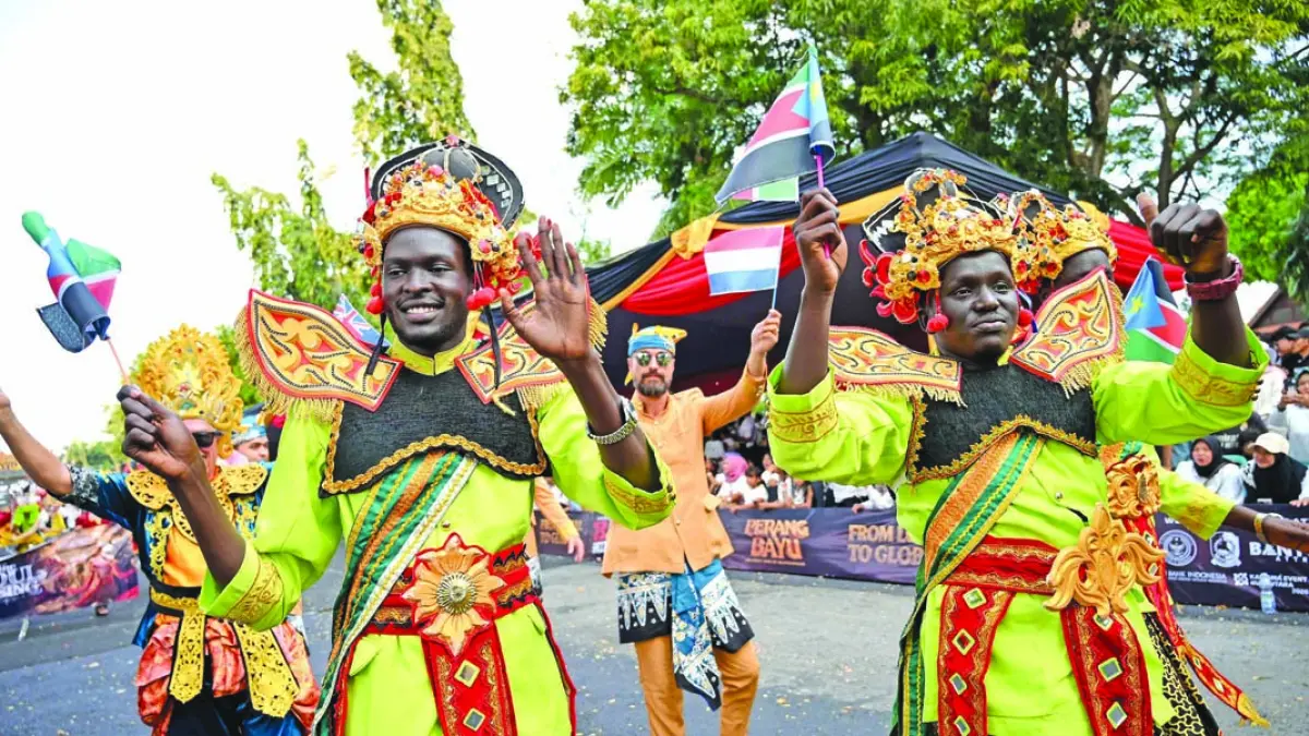 MENYAPA PENONTON: Wisman asal Afrika turun meramaikan BEC 2026. (Ramada Kusuma/Radar Banyuwangi)