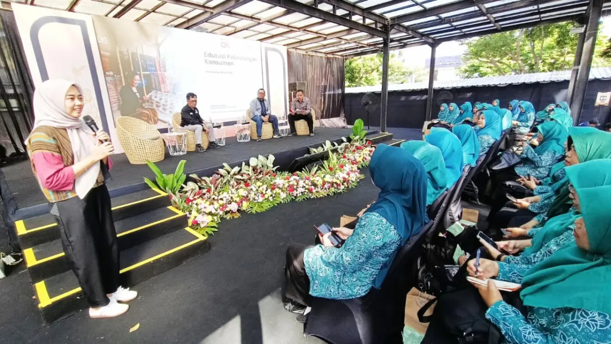 Niken Dyah Priasanti, Manager Pengawas Perilaku Pelaku Usaha Jasa Keuangan Edukasi dan Perlindungan Konsumen dari OJK Jember saat menjadi narasumber talkshow dalam rangkaian SCF 2026 di Taman Blambangan, Minggu (19/7/2026). (Toha/Radar Banyuwangi)