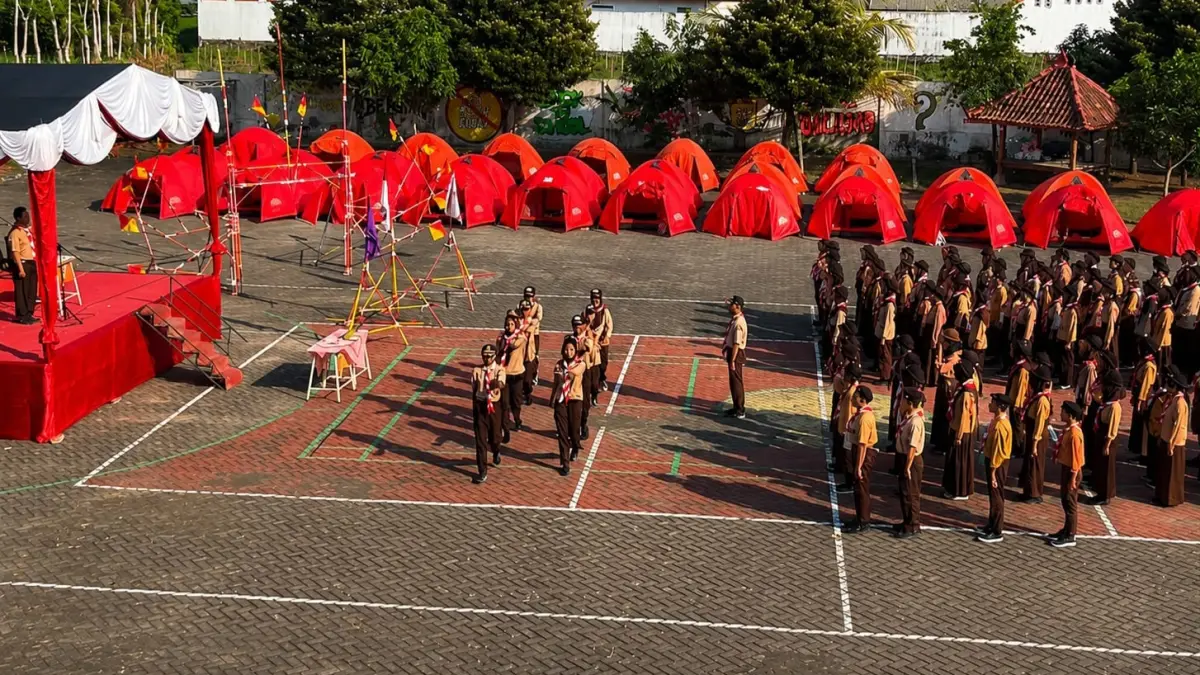Peserta didik baru SMK Sri Tanjung mengikuti Perkemahan PTA sebagai upaya membentuk karakter, kepemimpinan, dan kemandirian sejak awal menempuh pendidikan di sekolah vokasi.
