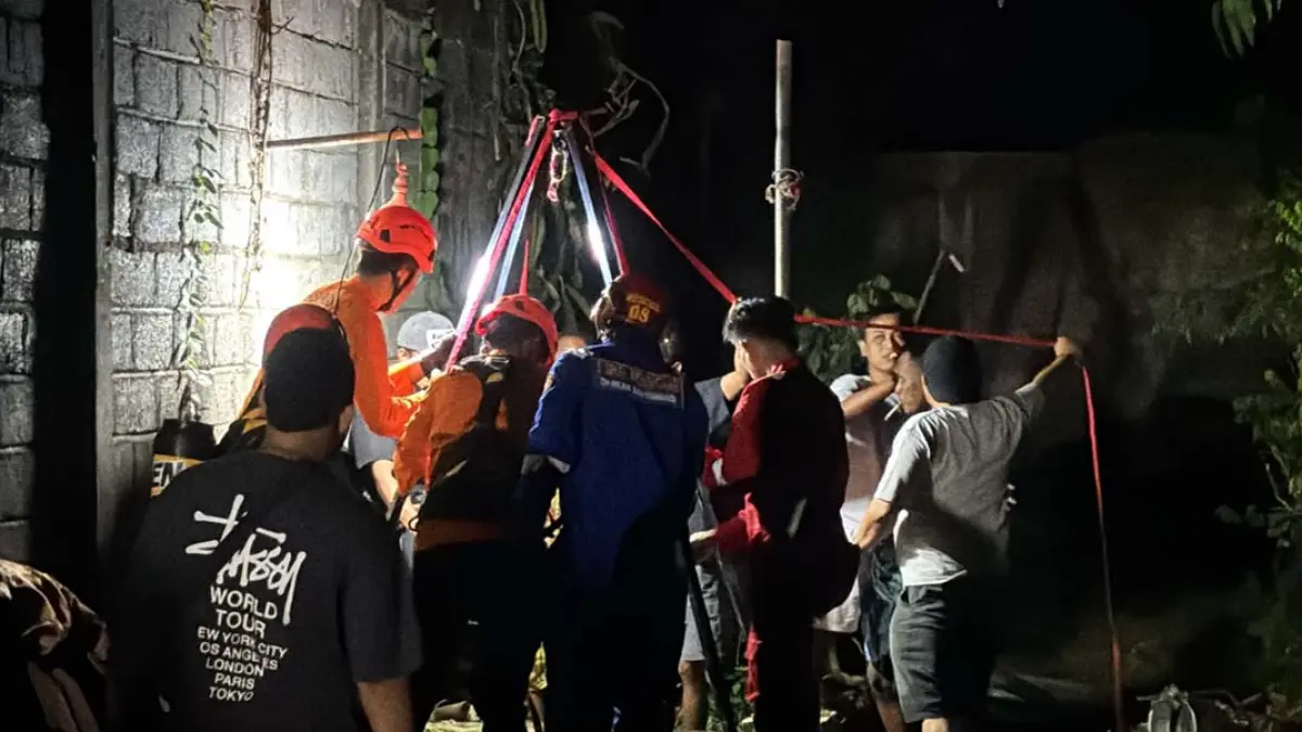 Petugas gabungan mengevakuasi lansia yang ditemukan meninggal di dalam Sumur wilayah Desa Sukonatar, Kecamatan Srono pada Sabtu malam (18/7). (Heri Siswanto for Radar Banyuwangi)