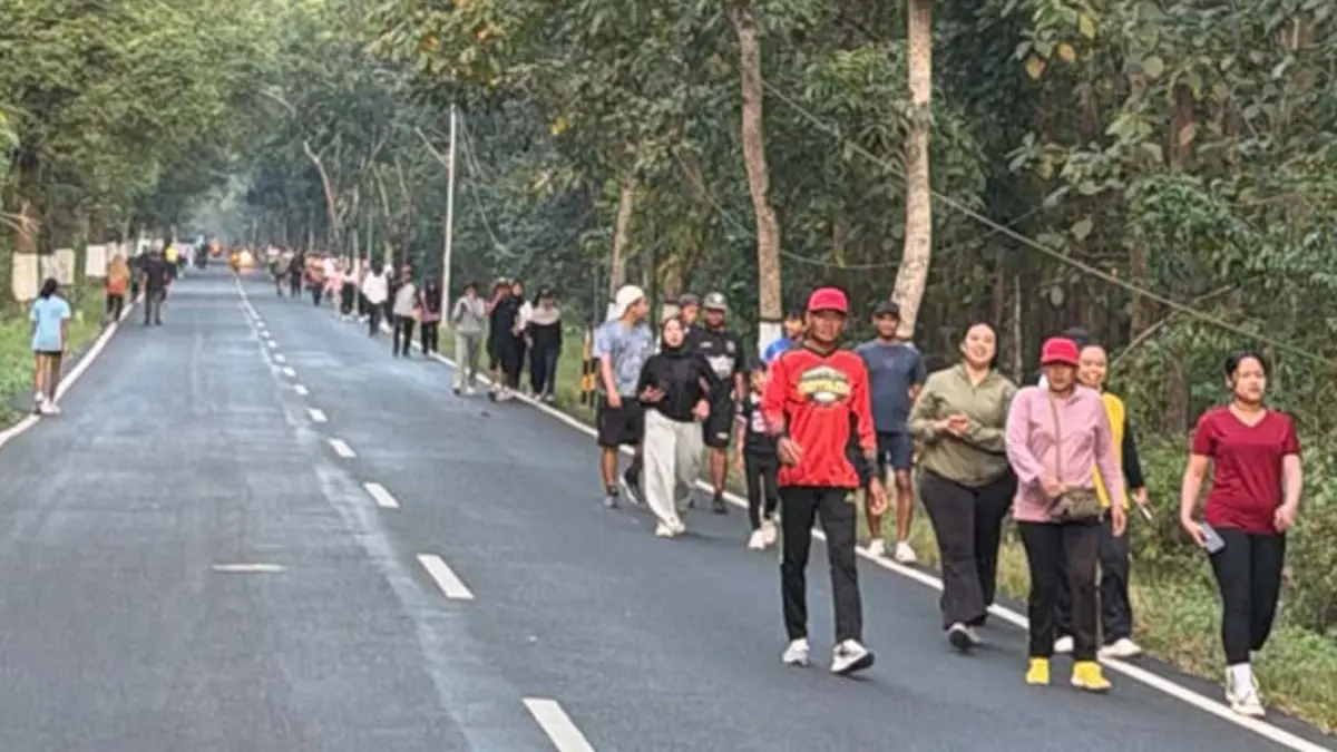 RAMAI: Jalan raya di kawasan Hutan Karetan menuju Desa Glagahagung, Kecamatan Purwoharjo, jadi jujugan masyarakat untuk olahraga, Minggu (19/7). (Zamrozi Wahyu for Radar Banyuwangi)