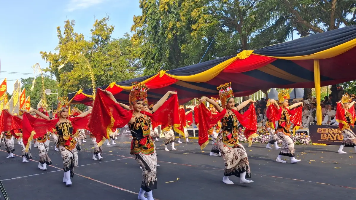 Ratusan penari Gandrung membuka Banyuwangi Ethno Carnival 2026 dengan pertunjukan kolosal yang memukau ribuan penonton. (Mayang untuk Radar Banyuwangi)