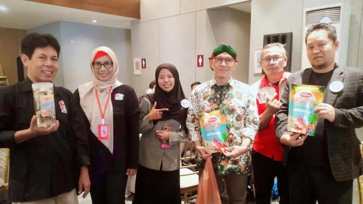 Rosyidah mulai merintis usaha olahan hasil laut dengan merek C’milzea berkat fasilitas Kredit Usaha Rakyat (KUR) BRI. (foto BRI)