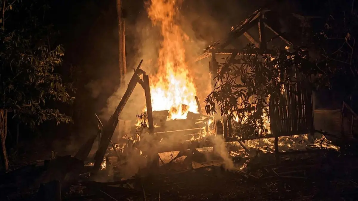 SI JAGO MERAH: Bedengan Dusun Kaligesing, Desa Karangmulyo, Kecamatan Tegalsari, terbakar, Sabtu dinihari (19/7). (Istimewa)