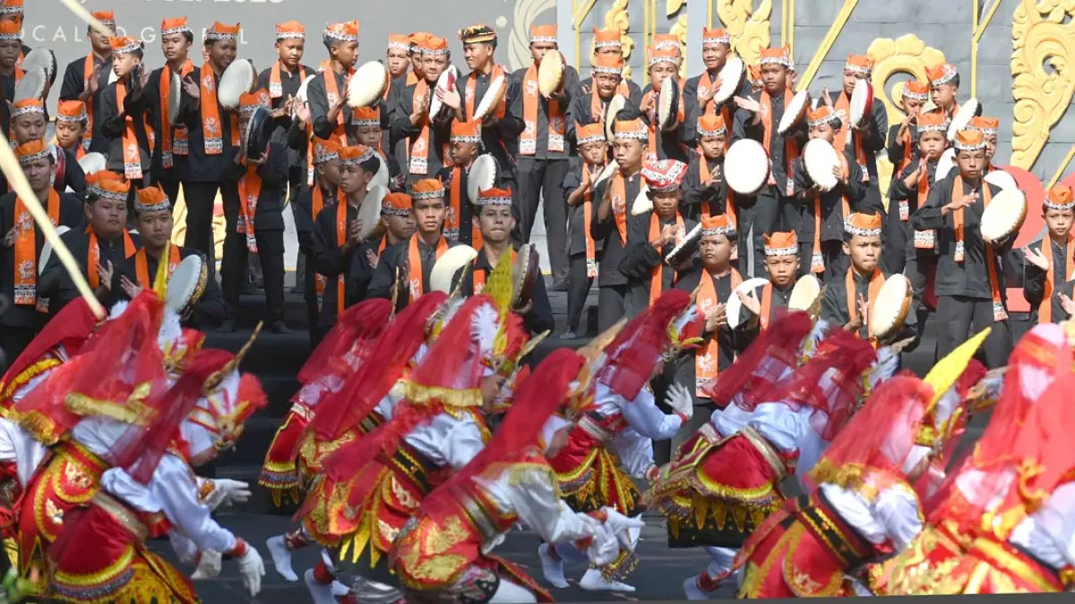 UNJUK AKSI: Ratusan pelajar Banyuwangi mempersembahkan kesenian kuntulan di hadapan penonton BEC 2026 pada Sabtu (19/7). (Ramada Kusuma/Radar Banyuwangi)
