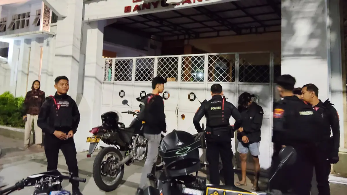 Anggota Patroli Perintis Presisi mengamankan sejumlah remaja yang diduga hendak menggelar balap liar di Jalan Ahmad Yani Banyuwangi, Senin dini hari (20/7). (Suhartanto for Radar Banyuwangi)