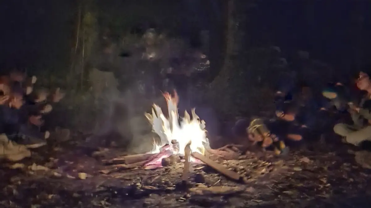 Api unggun menjadi momen paling dinanti saat camping. (Rizkia untuk Radar Banyuwangi)