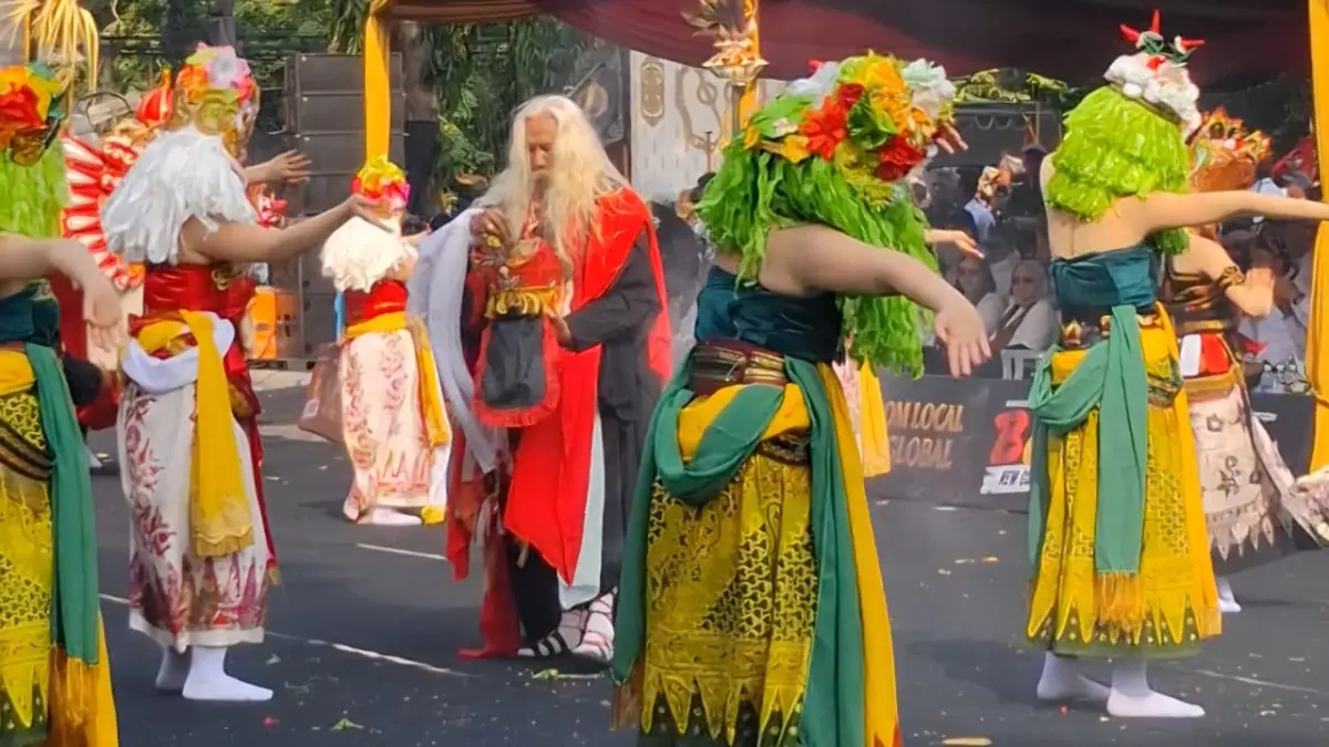 Banyuwangi Ethno Carnival kembali memikat ribuan wisatawan. (Mayang untuk Radar Banyuwangi)