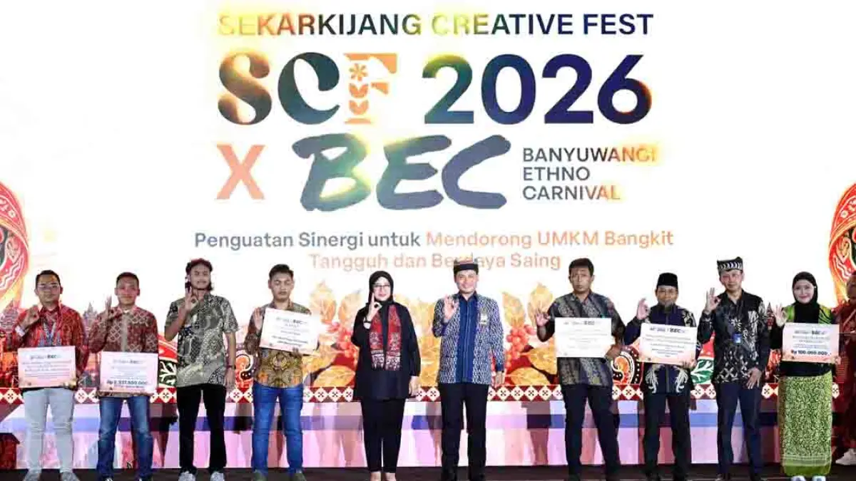 BERDAYA SAING: Bupati Ipuk Fiestiandani didampingi Deputi Kepala Perwakilan BI Jember Ahmad bersama para Pelaku UMKM wilayah Sekarkijang. (Ramada Kusuma/Radar Banyuwangi)