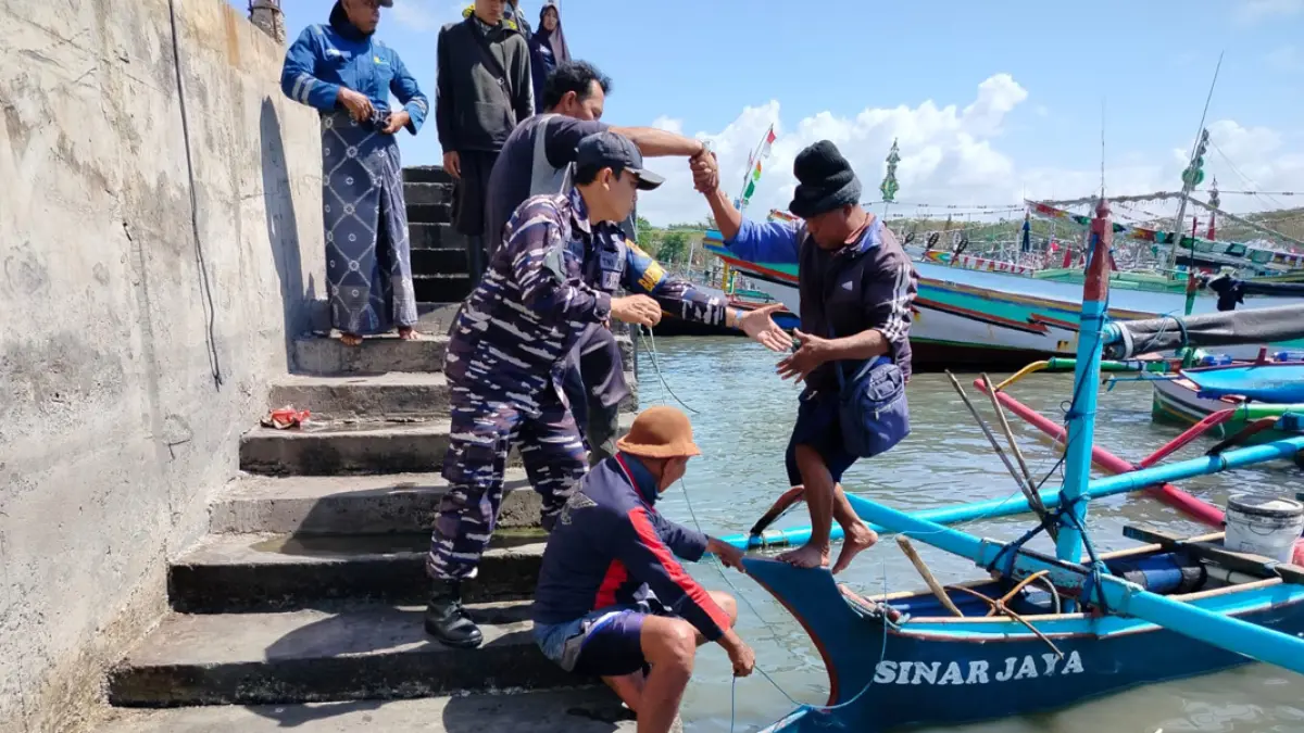 BERSANDAR: KMN Manja dan dua ABK dievakuasi di Pelabuhan Muncar kemarin (20/7). (Marjun for Radar Banyuwangi)
