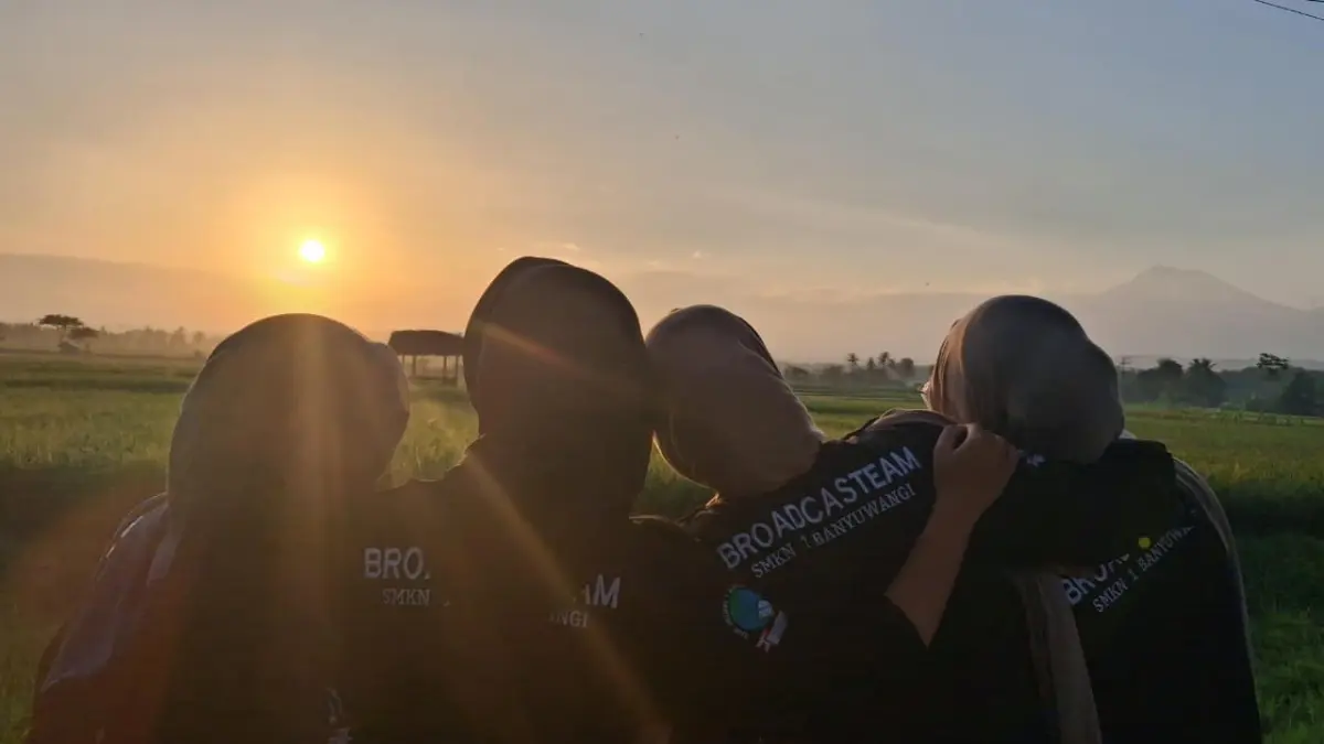 Golden hour menjelang matahari terbenam menjadi momen favorit remaja Banyuwangi. (Meivira untuk Radar Banyuwangi)