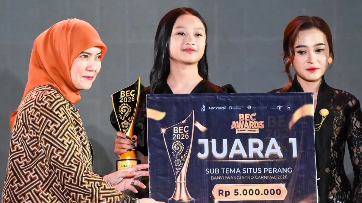 JUARA 1 SITUS PERANG: Wakil Walikota Makassar Aliyah Mustika Ilham menyerahkan hadiah dan penghargaan kepada Azalea Zukhrufulizzah, talent dari MTs Negeri 3 Banyuwangi sebagai juara 1 sub tema Situs Perang. (Ramada Kusuma/Radar Banyuwangi)