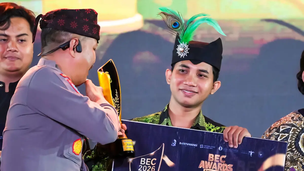 JUARA 3 HASIL BUMI: Kast Binmas Polresta Banyuwangi Kompol Basori Alwi menyerahkan piala kepada Muhammad Roudur Royhan sebagai juara 3 sub tema Hasil Bumi. (Ramada Kusuma/Radar Banyuwangi)