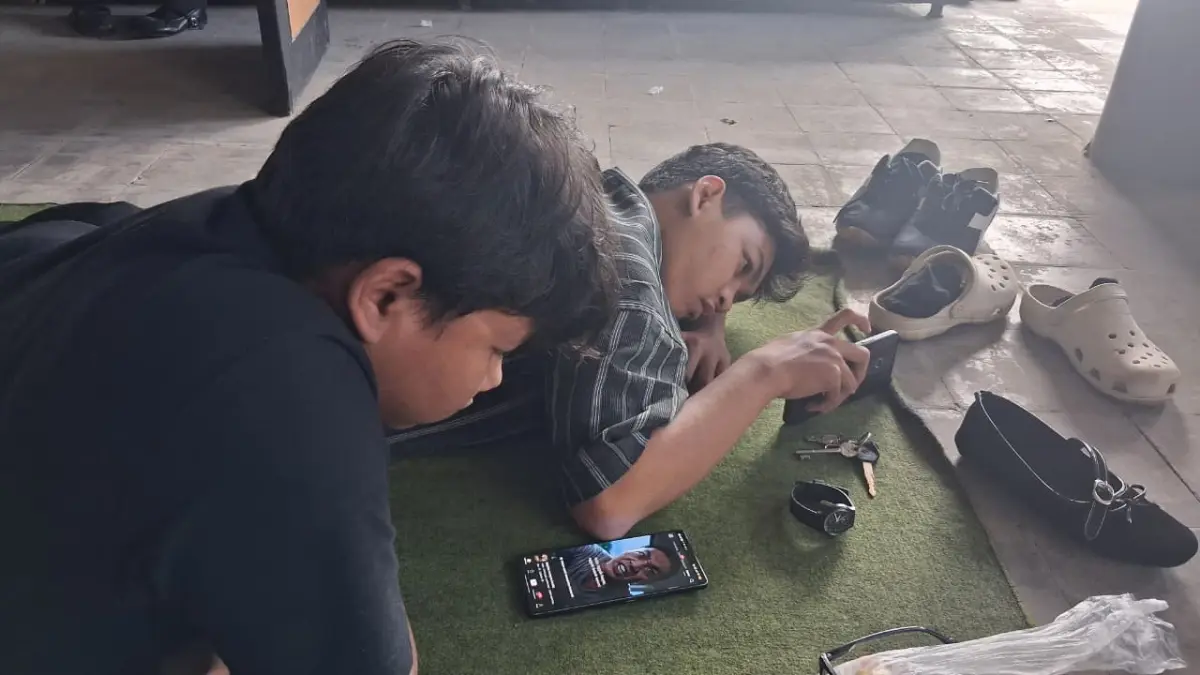 Kebiasaan bermain smartphone sambil rebahan sebelum tidur ternyata menyimpan risiko kesehatan. (Meivira untuk Radar Banyuwangi)