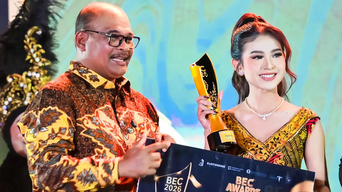 JUARA 1 PEJUANG BLAMBANGAN: Dirjen Bina Administrasi Kewilayahan Kemendagri Safrizal ZA menyerahkan hadiah kepada Evellyne Jihan Prameswari, talent dari SMAN 1 Purwoharjo yang dinobatkan sebagai juara 1 untuk sub tema Pejuang Blambangan. (Ramada Kusuma/Radar Banyuwangi)