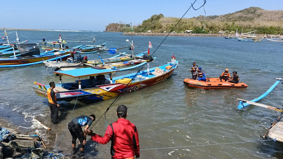 PENCARIAN: Tim SAR gabungan mencari keberadaan nelayan yang hilang di perairan sekitar Pelabuhan Grajagan, Senin (20/7). (Zamrozi Wahyu/Radar Banyuwangi)
