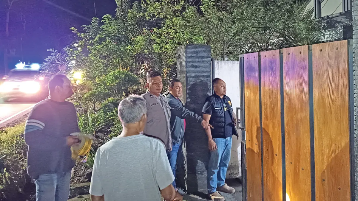 Polisi mendatangi kediaman warga yang mengaku didatangi orang tidak dikenal (OTK) di Jalan Imam Bahri, Desa Gentengkulon, Kecamatan Genteng, Minggu malam (19/7). (Salis Ali/Radar Banyuwangi)