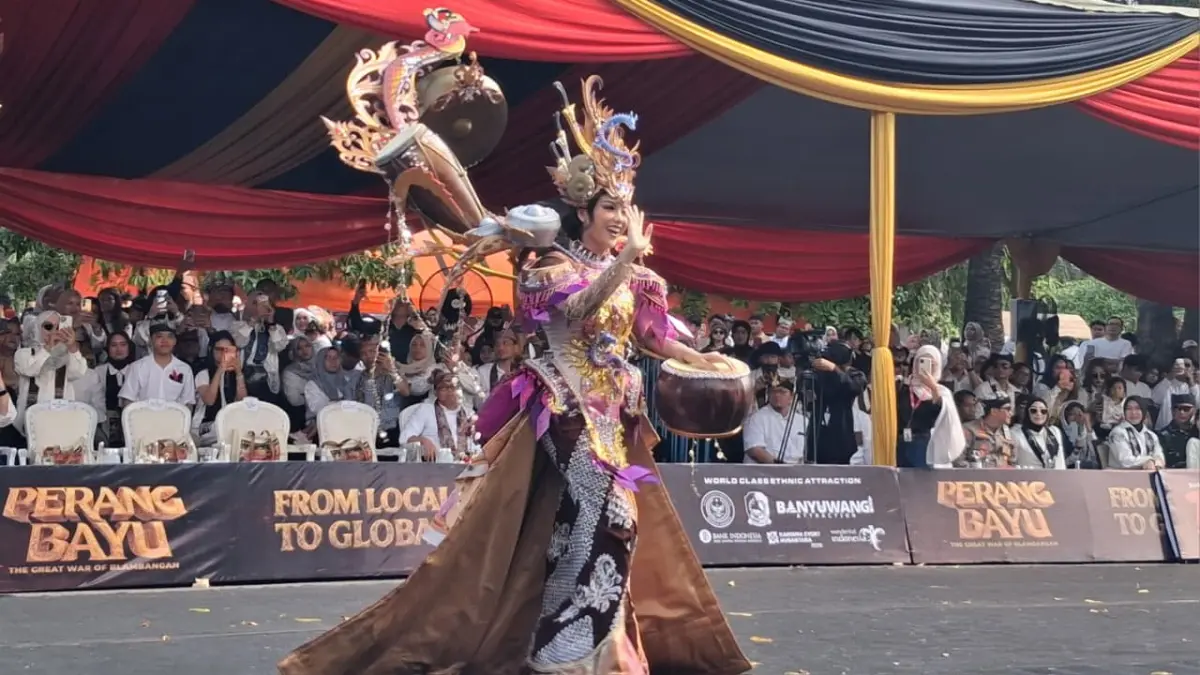 Puteri Indonesia 2025 Firsta Yufi Amarta Putri memeriahkan Banyuwangi Ethno Carnival 2026 bertema Perang Bayu. (Mayang untuk Radar Banyuwangi)