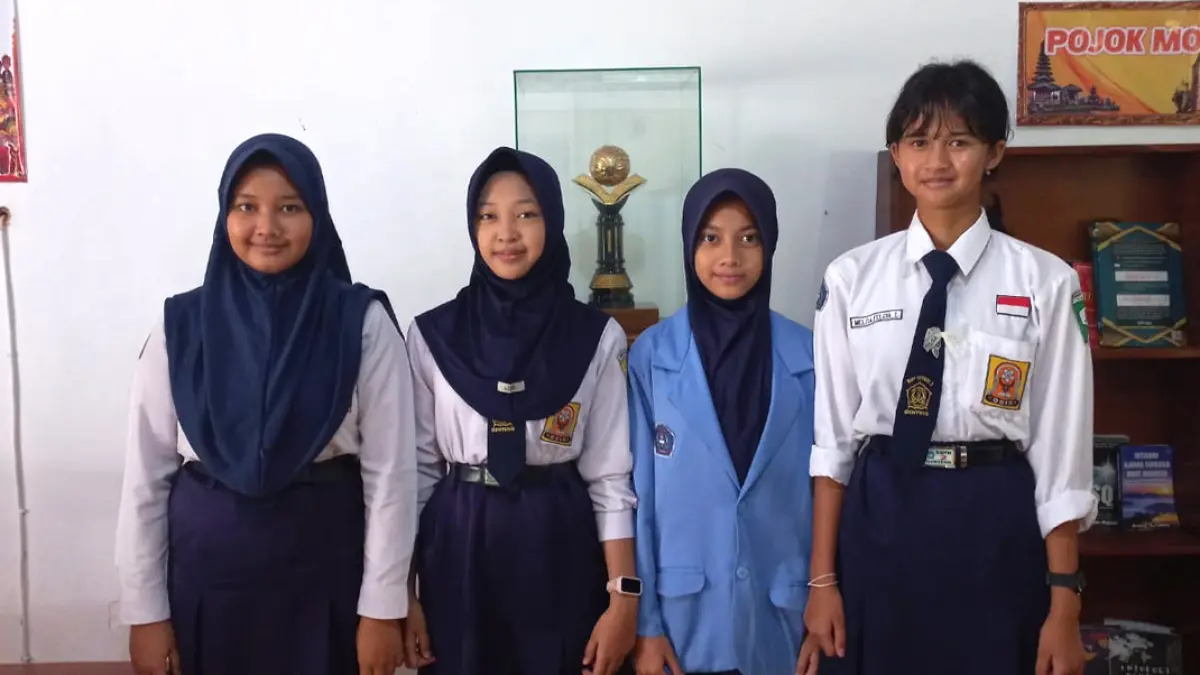 Siswa SMPN 2 Genteng siap tampil di ajang English Speech Contest 2026. (Istimewa)
