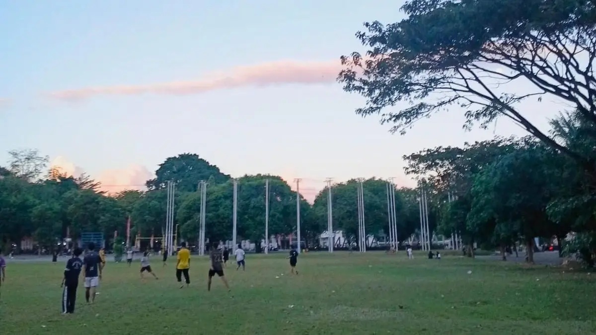 Taman Blambangan Banyuwangi dipadati warga yang berolahraga setiap pagi. (Balquisse untuk Radar Banyuwangi)