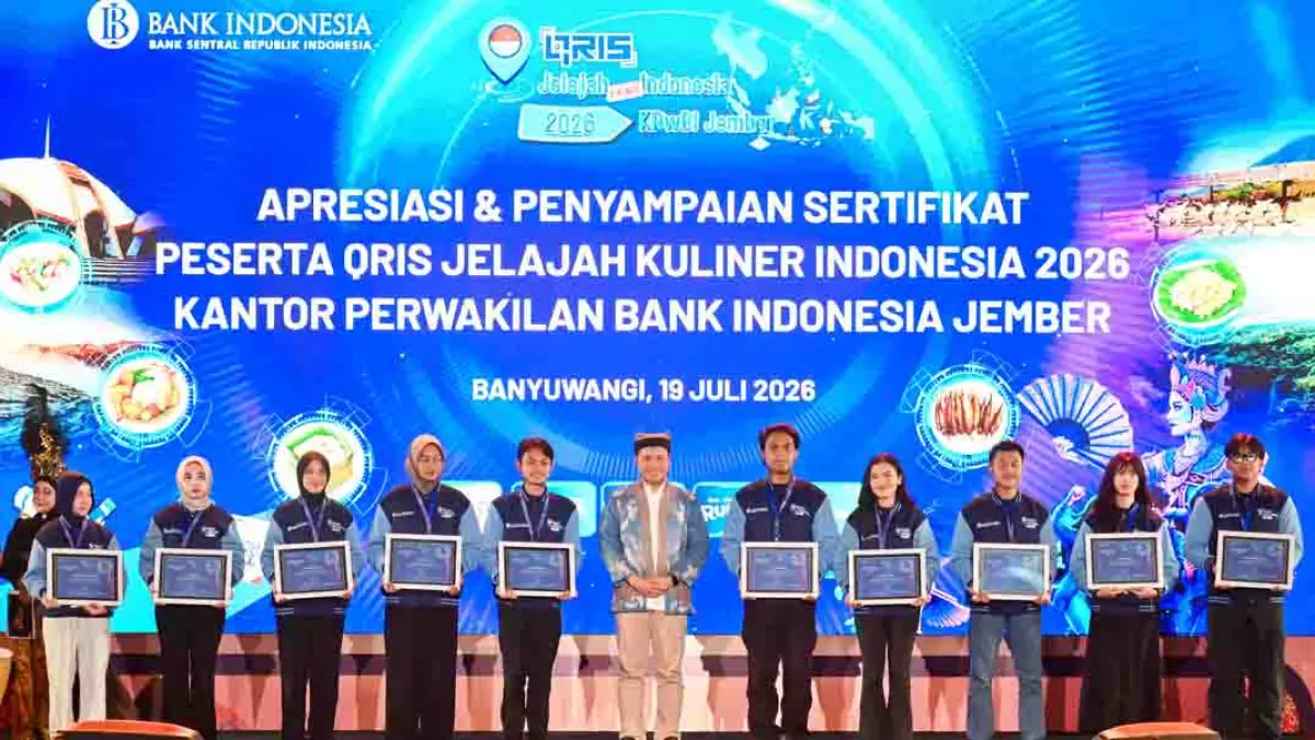 WUJUD APRESIASI: Deputi Kepala Perwakilan Bank Indonesia Jember Ahmad (tengah) bersama para penerima sertifikat QRIS Jelajah Kuliner Indonesia dalam rangkaian SCF 2026 x BEC di Banyuwangi pada Minggu malam (19/7). (Ramada Kusuma/Radar Banyuwangi)